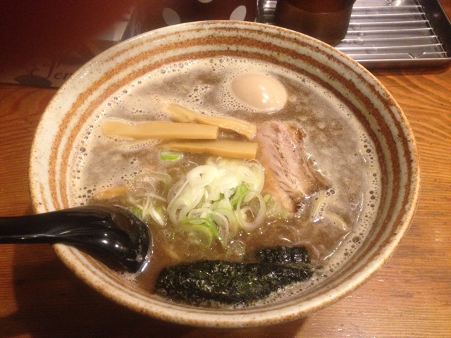 Featured image of post 角煮と魚介スープの混ざり合うハーモニー 麺屋錦堂町田店