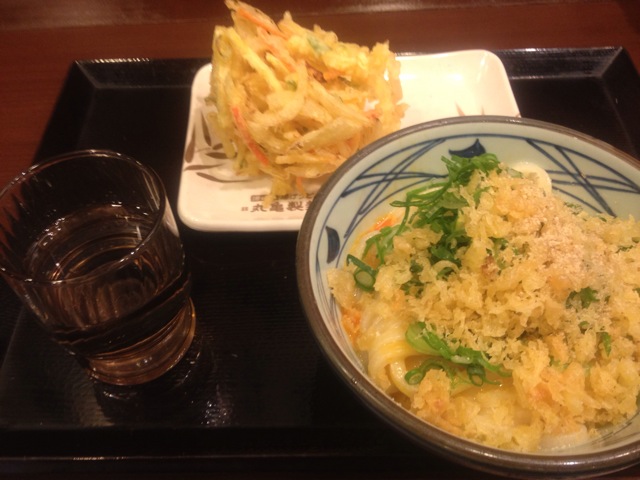 Featured image of post 食欲を誘う提供システム！釜玉うどんをいただく 丸亀製麺 ビーンズ武蔵中原店