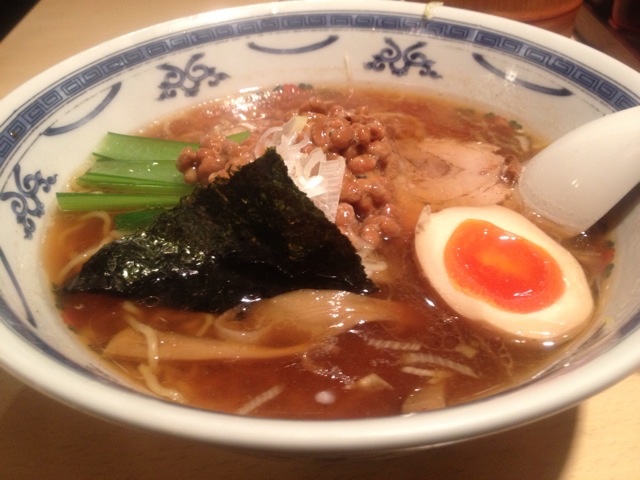 Featured image of post 納豆ラーメンは微妙・・・でもでもスタンダードしょうゆラーメンはウマイのでオススメです 町田 でくの坊