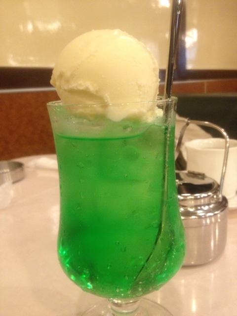 Featured image of post 懐かしいクリームソーダでまったり 新宿西口の純喫茶『ピース』