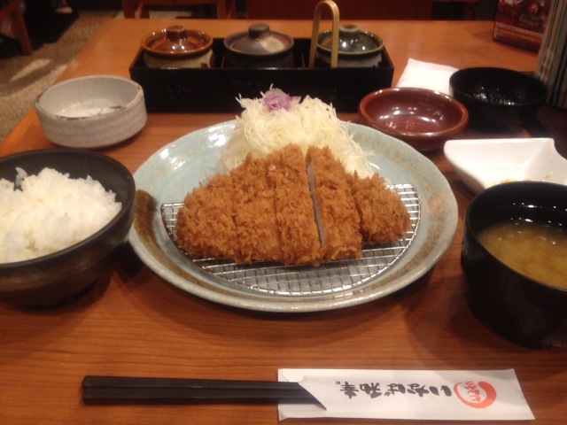 Featured image of post アツアツなカツとフワフワキャベツに極上のソースをかける至福　とんかついなば和幸 町田店