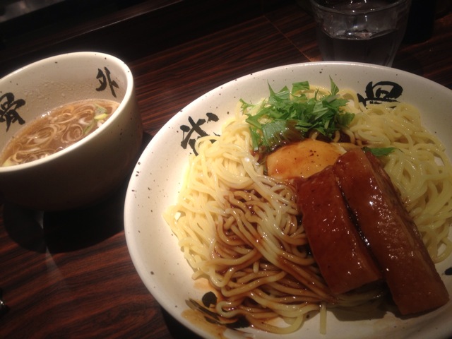 Featured image of post タレと半熟卵の絡み合いが魅力的！麺だけでもおいしい　麺屋武蔵 武骨外伝　渋谷