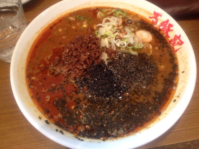 Featured image of post [町田・ラーメン・万豚記]暑い夏にはやっぱり辛いモノを！ごま風味満点の黒ゴマ担担麺を食べた！