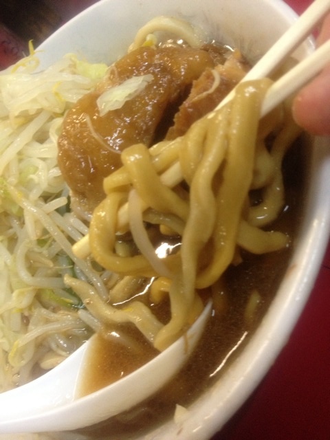Featured image of post [登戸・ラーメン・蓮爾]うどんだろ！とツッコミたくなる二郎インスパヤなもちもちラーメンに驚愕しまくり