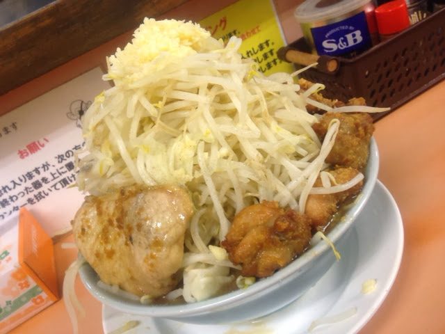 Featured image of post [町田・ラーメン・ジャンキーモンキーJr]町田二郎系！辛揚げチャーシューの最強ボリュームと迫力にタジタジ